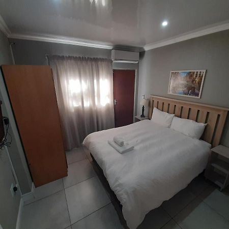 Lux Rooms on 37 Bloemfontein Extérieur photo