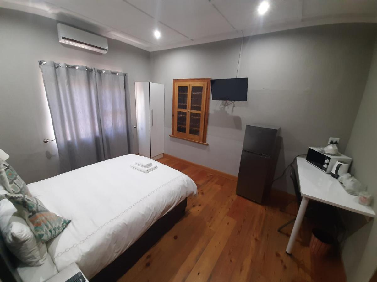 Lux Rooms on 37 Bloemfontein Extérieur photo