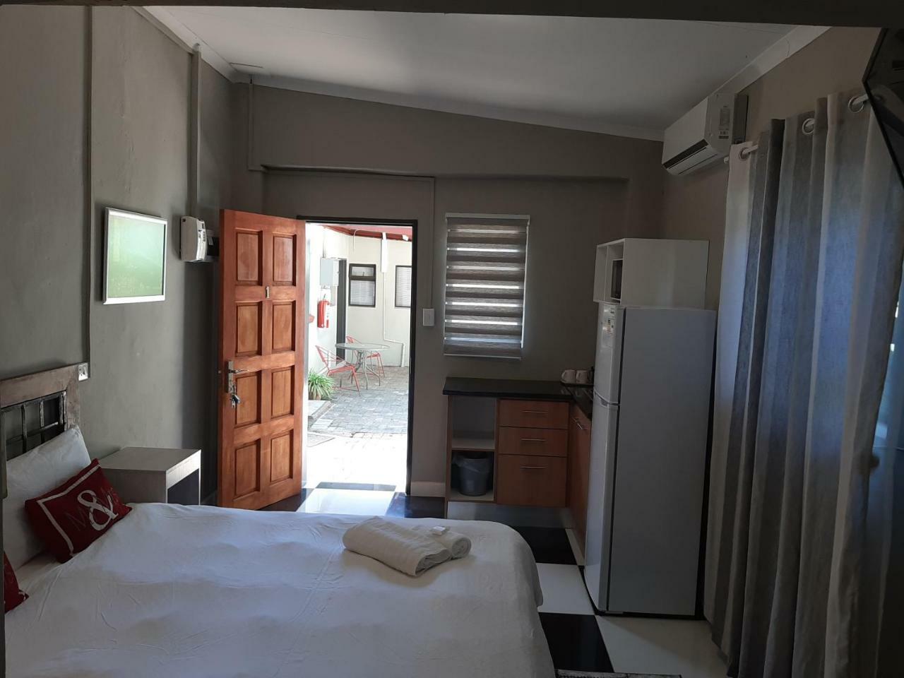 Lux Rooms on 37 Bloemfontein Extérieur photo